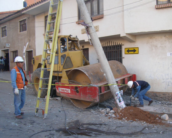 ACCIDENTE. Maquinaria pesada choc con un poste y caus perjuicios a vecinos.