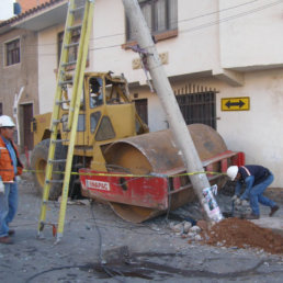 ACCIDENTE. Maquinaria pesada choc con un poste y caus perjuicios a vecinos.