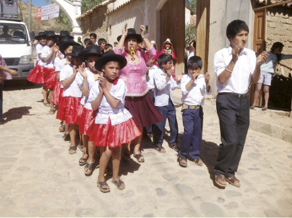 ENTRADA. La fraternidad del Centro Kantuta, de la comunidad de La Palca represent el zapateo de la Pascua; posteriormente desfilaron otras 17 agrupaciones.