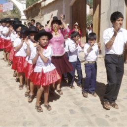 ENTRADA. La fraternidad del Centro Kantuta, de la comunidad de La Palca represent el zapateo de la Pascua; posteriormente desfilaron otras 17 agrupaciones.