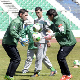 Los guardametas Daniel Vaca (i) y Romel Quinez realizan un trabajo especfico; Abajo, un pasaje del entrenamiento sostenido ayer, en el segundo da de concentracin de la Seleccin.