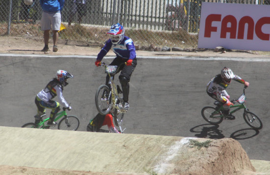 La argentina Florencia Soriano tom ventaja desde un inicio en su categora; abajo, Santilln (c) en el podio.