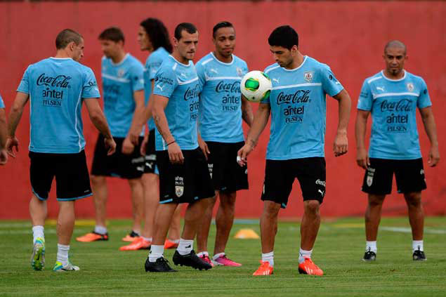 Los uruguayos necesitan sumar para continuar soando con el Mundial.