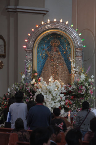 FE. Los feligreses visitan a la Virgen de Guadalupe.