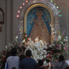 FE. Los feligreses visitan a la Virgen de Guadalupe.