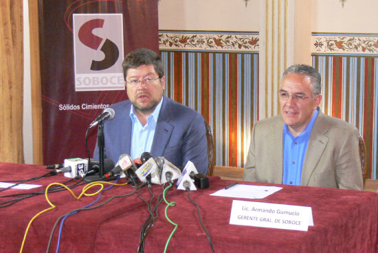 PRESENCIA. El principal accionista de SOBOCE, Samuel Doria Medina, y el gerente general, Armando Gumucio, ayer, durante la conferencia de prensa.