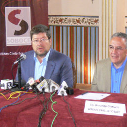 PRESENCIA. El principal accionista de SOBOCE, Samuel Doria Medina, y el gerente general, Armando Gumucio, ayer, durante la conferencia de prensa.