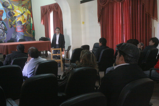 Aracena durante la exposicin de ayer; Carvajal, Moscoso, Paco, Oa y Avendao.