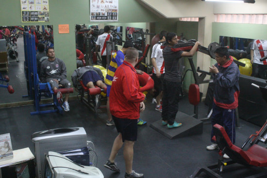 Los estudiantiles se entrenaron en el gimnasio.