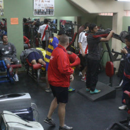 Los estudiantiles se entrenaron en el gimnasio.