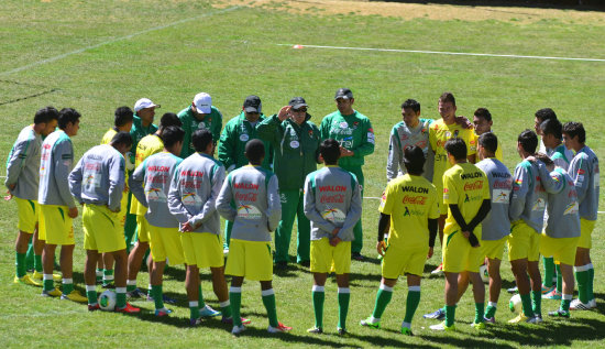 La Seleccin boliviana se entrena en La Paz a la orden del tcnico Xabier Azkargorta, que espera la llegada de tres jugadores ms.