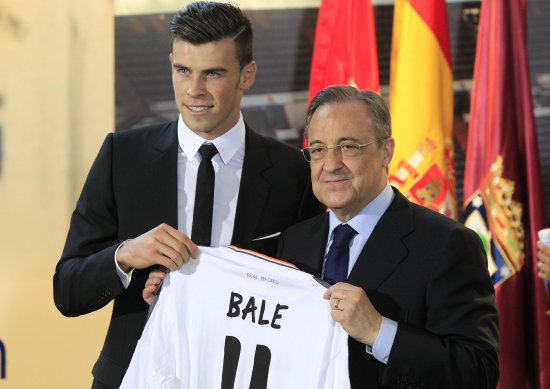 Bale muestra su casaca junto con Florentino Prez, Presidente del Madrid.