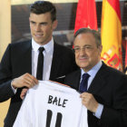 Bale muestra su casaca junto con Florentino Prez, Presidente del Madrid.