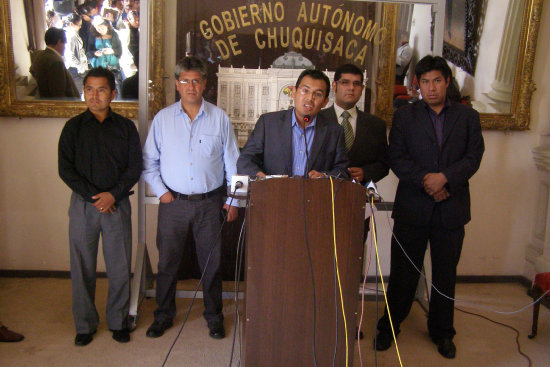 POSTURA. El secretario de Coordinacin de la Gobernacin, Everth Almendras, junto a otros funcionarios, ayer, durante la conferencia de prensa.