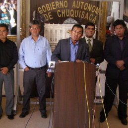 POSTURA. El secretario de Coordinacin de la Gobernacin, Everth Almendras, junto a otros funcionarios, ayer, durante la conferencia de prensa.