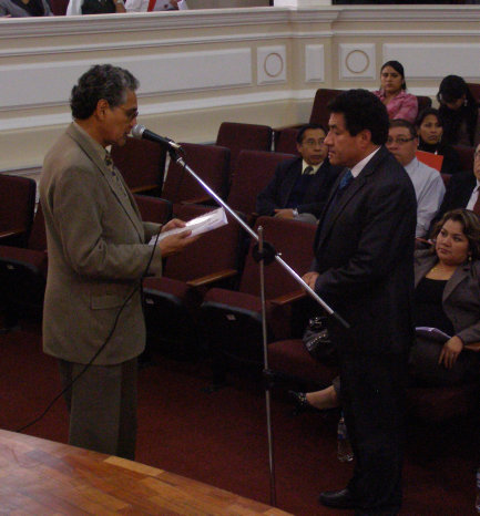 ACTO. El Rector recibe el documento.