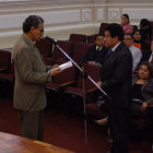 ACTO. El Rector recibe el documento.