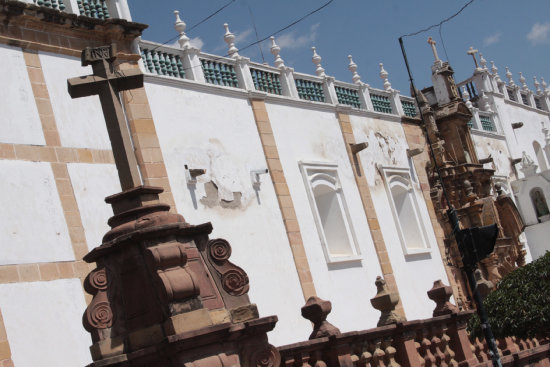 ADVERTENCIA. La Catedral Metropolitana es uno de los monumentos de la ciudad que requiere de una restauracin urgente.