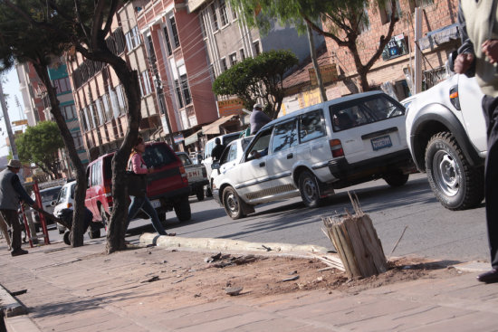 CHOQUE. Vehiculo se estrell contra poste.