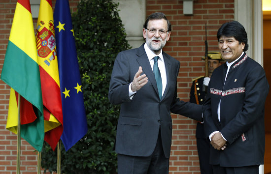 ENCUENTRO. El saludo entre el presidente de Espaa, Mariano Rajoy, y el presidente de Bolivia, Evo Morales, ayer.