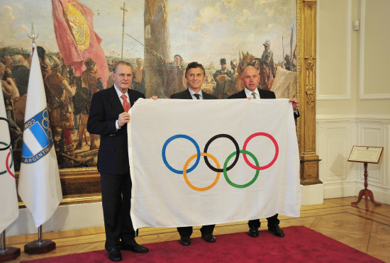 El jefe de Gobierno de Buenos Aires, Mauricio Macri (c), posa junto al presidente del COI Jacques Rogge (i).