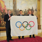 El jefe de Gobierno de Buenos Aires, Mauricio Macri (c), posa junto al presidente del COI Jacques Rogge (i).