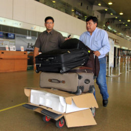 REQUISA. El abogado Luis Vsquez en el aeropuerto Viru Viru.