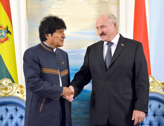 Europa. El presidente de Bolivia, Evo Morales, durante su encuentro con su homlogo de Bielorrusia, Alexandr Lukashenko, ayer.