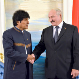 Europa. El presidente de Bolivia, Evo Morales, durante su encuentro con su homlogo de Bielorrusia, Alexandr Lukashenko, ayer.