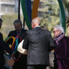 El presidente del COI, Jacques Rogge (2i) y el artista Rogelio Polesello (d), autor de la obra Energa Olmpica.