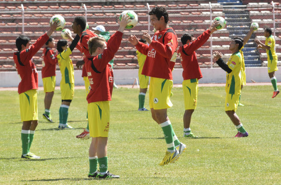 La Seleccin Nacional ensay ayer el probable equipo que jugar contra Paraguay, aunque hoy, el tcnico Azkargorta podra alinear una vez ms al onceno durante el cierre de prcticas.