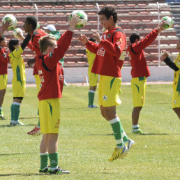 La Seleccin Nacional ensay ayer el probable equipo que jugar contra Paraguay, aunque hoy, el tcnico Azkargorta podra alinear una vez ms al onceno durante el cierre de prcticas.