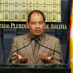 DELEGACIN. El ministro de Gobierno, Carlos Romero, preside la comitiva nacional.