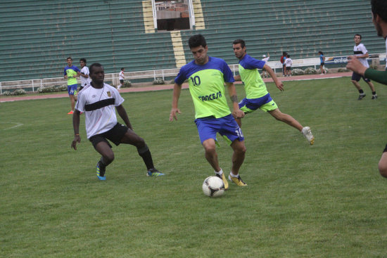 El espaol Rubn Cuesta (c) domina el baln ante la marca de Cyrille, jugador del Deportivo Alemn, en el amistoso jugado ayer en el estadio Patria.