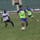 El espaol Rubn Cuesta (c) domina el baln ante la marca de Cyrille, jugador del Deportivo Alemn, en el amistoso jugado ayer en el estadio Patria.