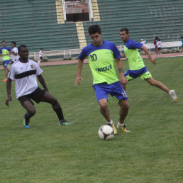 El espaol Rubn Cuesta (c) domina el baln ante la marca de Cyrille, jugador del Deportivo Alemn, en el amistoso jugado ayer en el estadio Patria.