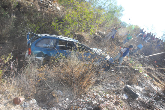 RESCATE. La Polica rescat el vehculo destrozado, luego de que se embarrancara en la quebrada.