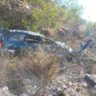 RESCATE. La Polica rescat el vehculo destrozado, luego de que se embarrancara en la quebrada.