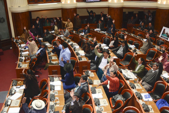 DEBATE. El hemiciclo de la Asamblea fue ayer testigo de un lgido debate entre oficialistas y opositores durante el tratamiento del asunto.