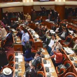 DEBATE. El hemiciclo de la Asamblea fue ayer testigo de un lgido debate entre oficialistas y opositores durante el tratamiento del asunto.