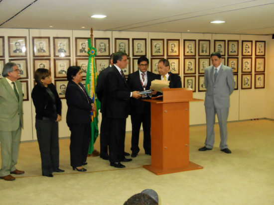 REUNIN. La comisin de ministros junto a autoridades brasileas, ayer, en Brasilia.