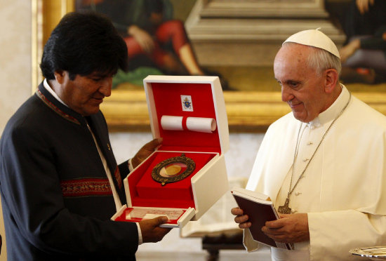 ENCUENTRO. El presidente Evo Morales y el papa Francisco durante su encuentro en Ciudad del Vaticano.