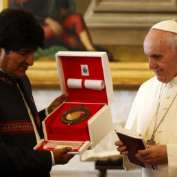 ENCUENTRO. El presidente Evo Morales y el papa Francisco durante su encuentro en Ciudad del Vaticano.