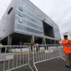 Un miembro de la Polica de Argentina monta guardia frente al hotel Hilton , donde ser la sesin del COI.