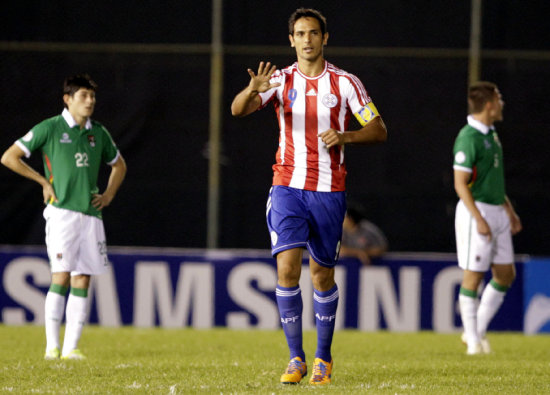 El delantero paraguayo Roque Santa Cruz celebra su gol frente a los bolivianos anoche, en la fecha de Eliminatorias.