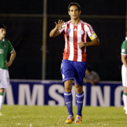 El delantero paraguayo Roque Santa Cruz celebra su gol frente a los bolivianos anoche, en la fecha de Eliminatorias.