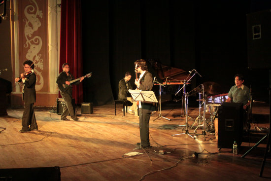 ESPECTCULO. Gustavo Orihuela y su grupo durante la presentacin del disco 