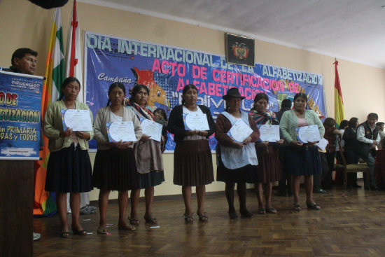 RECONOCIMIENTO. Autoridades entregaron certificados a las personas que participaron del programa 