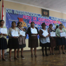 RECONOCIMIENTO. Autoridades entregaron certificados a las personas que participaron del programa 