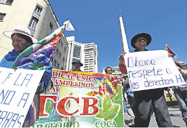 MOVILIZACIN. Movimiento sociales abanderaron la jornada en La Paz y los alumnos de la Esbapol, en Chuquisaca.